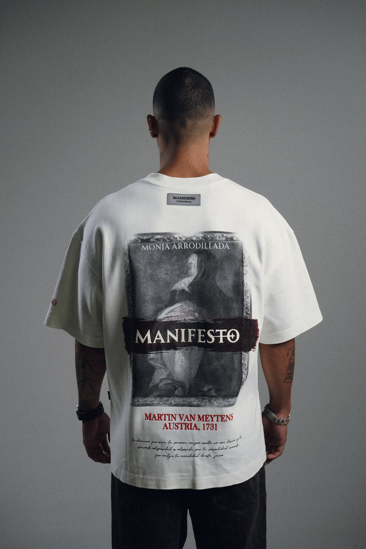 Camiseta Oversize Monja de Rodillas Vainilla