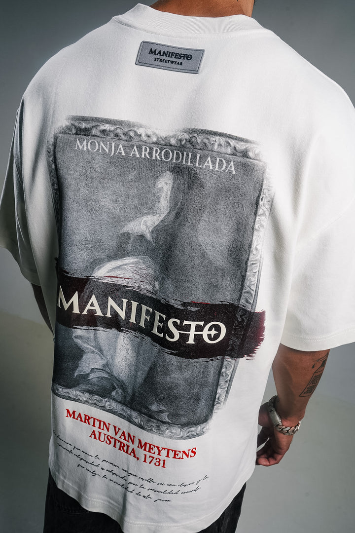 Camiseta Oversize Monja de Rodillas Vainilla